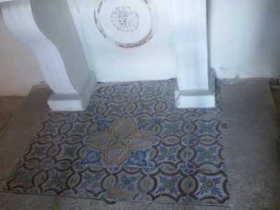 L'altare � impreziosito da una base di piastrelle in maiolica
